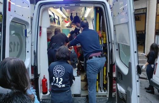 Beyoğlu'nda dehşet! Boğazından bıçaklayıp kaçtı