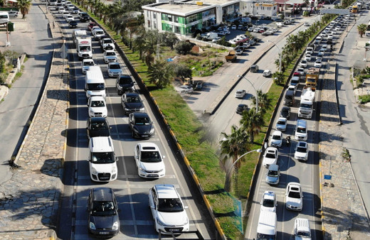 Bodrum'a yılbaşı akını! Şehrin girişleri tıkandı nüfus 170 binden 900 bine fırladı
