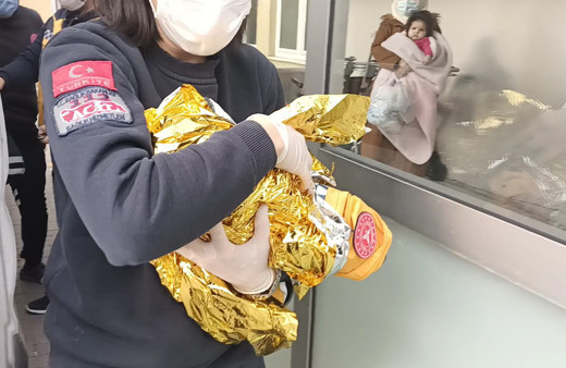 Esenyurt'ta ayakkabı kutusu içinde yeni doğmuş bebek bulundu