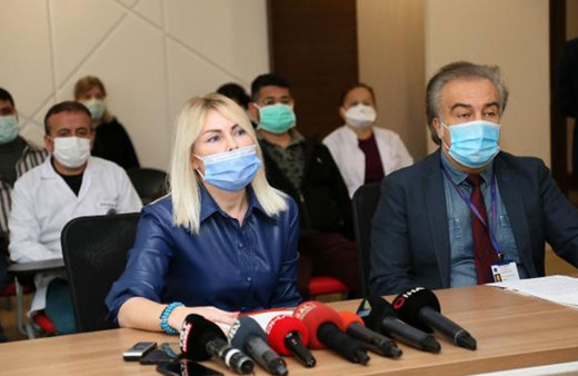 Aşı gönüllüsü Rektör Özlenen Özkan: Yüzde 60'ımız aşı olmazsa savaşma şansımız yok