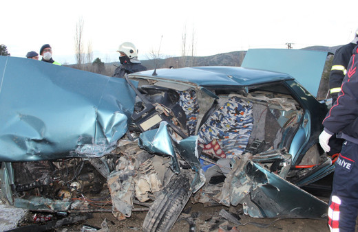 Isparta'da feci kaza! 2 araç kafa kafaya çarpıştı: Ölüler ve yaralılar var