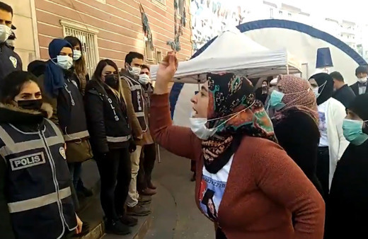 Bakan Soylu'dan Demirtaş’a özgürlük isteyenlere kızı dağa kaçırılan annenin görüntüsü ile tepki