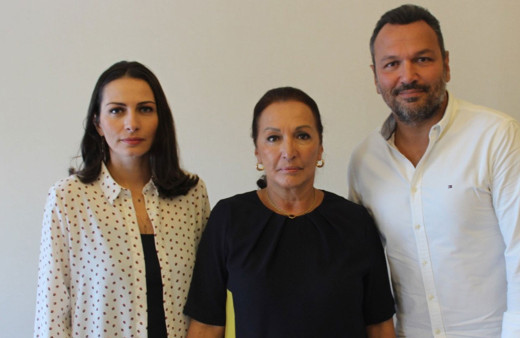 Kemal Sunal'ın kızı Ezo Sunal bebek beklediğini müjdesini verdi pozlarını paylaştı