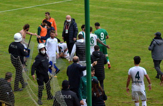 Maç bitti futbolcular birbirine girdi, polis arbedeyi güçlükle önledi