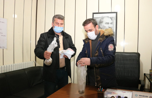 Konya'da pazarda temizlik yaparken buldu! İşçiden alkışlanacak hareket