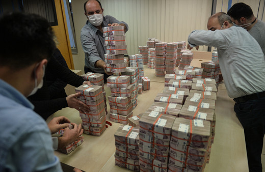 Tarihin en büyük ikramiyesi tek tek sayıldı! Görenler şaşırdı