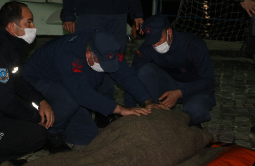 Antalya'da falezlerden düşen adamı deniz polisi kurtardı