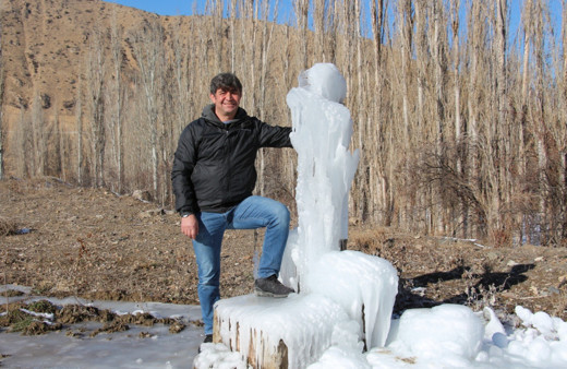 Erzurum'da  çeşme soğuktan patladı! Buzdan heykel görenleri şaşırttı