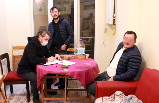 Kırklareli'nde kumar oynatılan evin kapısını 'Pizza getirdim' diyerek açtıran polis 2 kişiyi suçüstü yakaladı