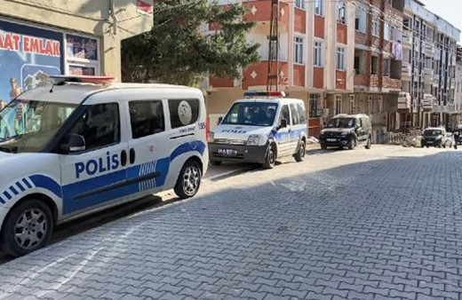 Esenyurt'ta korkunç olay! 3 çocuklu kadını babası boğazından bıçakladı