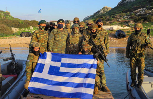 Yunan Genelkurmay Başkanı üniformasıyla Meis Adası'na gidip ateşle oynadı!