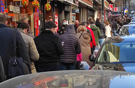 İstanbul'da vatandaşlar uzun kuyruklar oluşturdu: Bu kuyrukta beklemeye değer