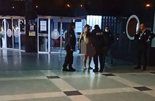 Nazilli'de alkollü olduğu iddia edilen kişi belediyeye giremeyince soyundu