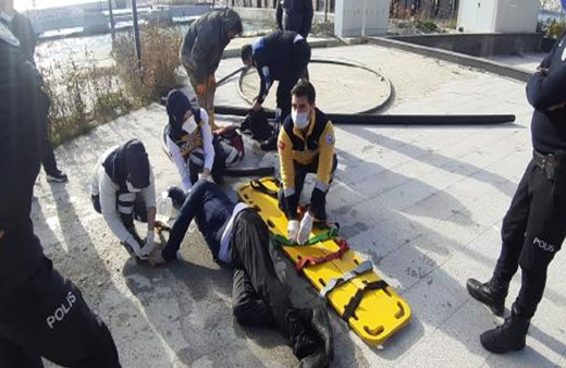 Hareketli saatler! Büyükçekmece'de denize atlayan kişiyi zabıta kurtardı