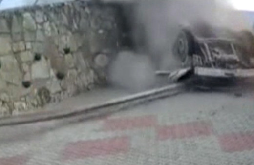 Sakarya'da kontrolden çıkan kamyonun devrildiği feci kaza kamerada