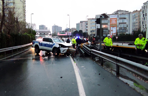 Mecidiyeköy'de polis aracı bariyerlere çarptı 2 polis yaralandı