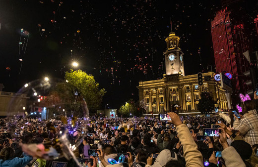 Kovid-19'un ilk ortaya çıktığı Wuhan'da yılbaşı görüntüleri tepki çekti