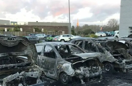 Fransa’da lüks araç bayiinde yangın: 40 araç kül oldu