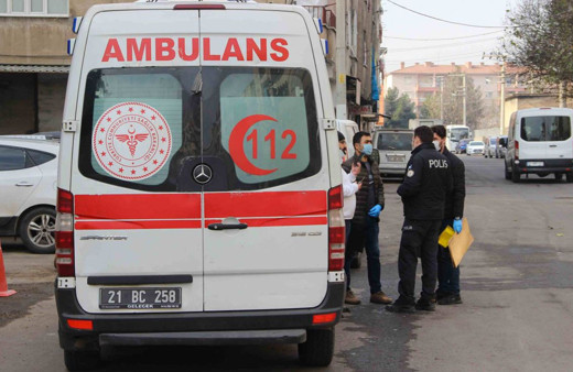 Diyarbakır'da kuma getiren kocasını bıçakladı