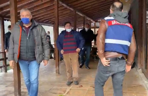 Rize'de CHP’li belediye başkanı sokağa çıkma yasağında 16 kişiyle içkili partide yakalandı