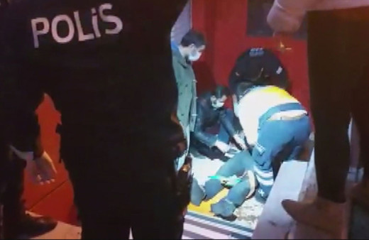 Güngören'de kahvehane baskınında kaçmak isteyen kişi 4 metreden düşerek yaralandı