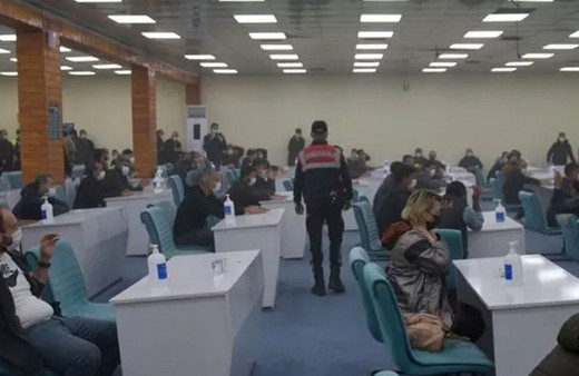 Mersin'de konferans salonunu kumarhaneye çevrildi! Jandarma kepçeyle girdi