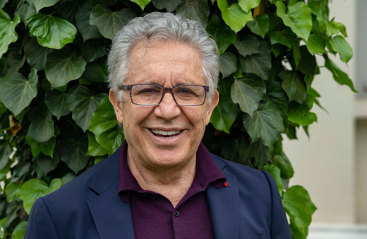 Zülfü Livaneli yarı çıplak fotoğrafını Twitter'da paylaştı! Şaka deyip sildi