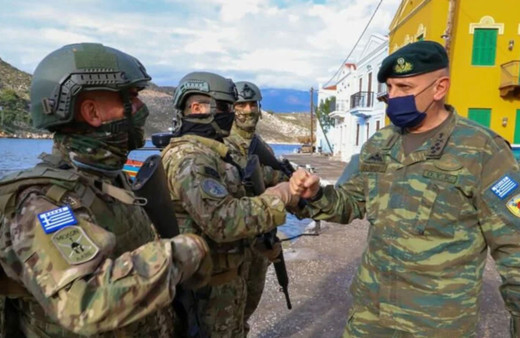 Yunanistan'ın Ege'de ağır tahriki yılbaşında da sürdü! Üniformalı ve silahlı şov