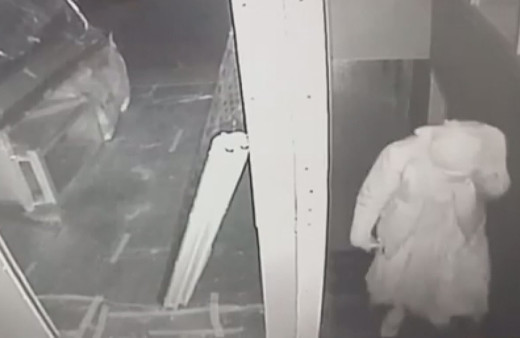 İstanbul Sarıyer'de kadın elbisesiyle cip çalan şüpheli kamerada