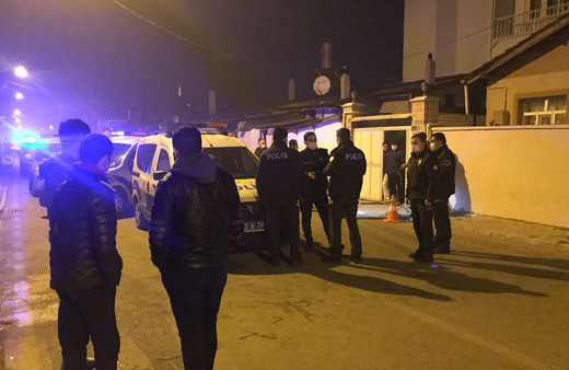 Konya’da sokağa çıkma saatinde 3 kardeş evlerinde silahla vuruldu
