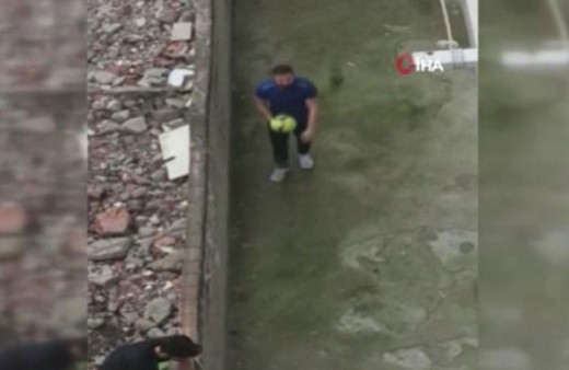 Bu görüntü Bahçelievler'den! Kısıtlamaya rağmen sokakta top oynadılar