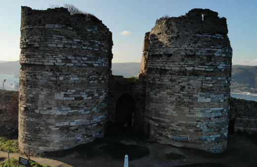 İstanbul Beykoz'da UNESCO listesindeki tarihi Yoros Kalesi harabeye döndü