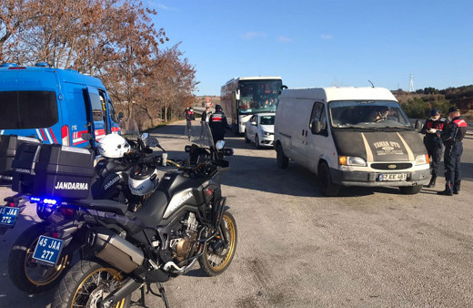 Manisa'da test sonucu pozitif çıkan vatandaş aracı ile yolculuk yaparken yakalandı