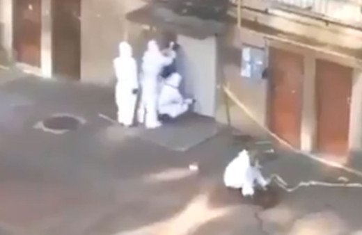 Çin'de korona paniği büyüdü! Yine insanların üzerine kapılar kilitleniyor kaynak yapılıyor