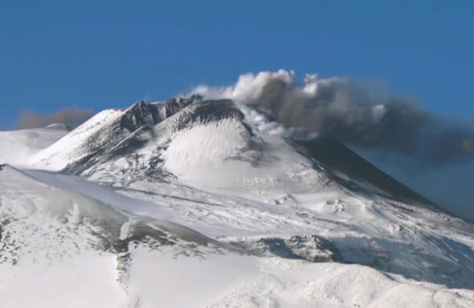 Etna Yanardağı yeniden harekete geçti