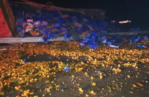 Çanakkale'de kamyon yan yattı ortalık savaş alanına döndü! Yüzlercesi yola saçıldı