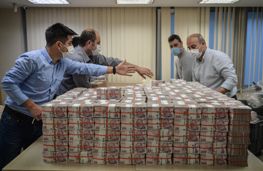 Manisa'da herkes onu merak ediyordu! Milli Piyango talihlisi 25 milyonluk çekini teslim aldı