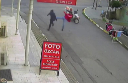 Pendik'te kuyumcuya sahte altın veren şahsa motokuryeden uçan tekmeli müdahale kamerada
