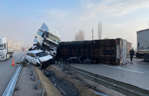 Kastamonu'da feci kaza! 2 tır 2 otomobil birbirine girdi