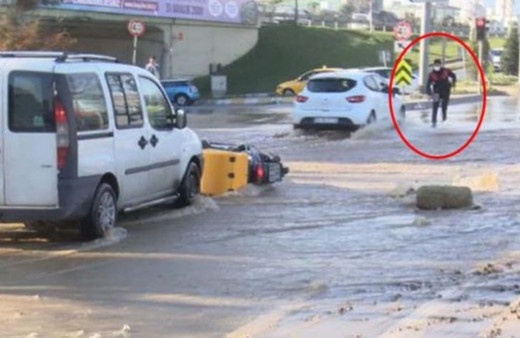Göle dönen yolda suya düşen kuryenin yardımına polisler yetişti
