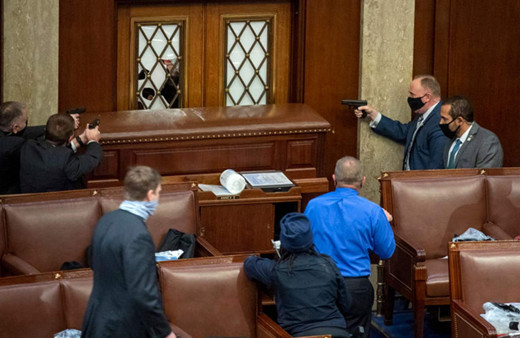 ABD Kongre binasında göstericiler polisle çatıştı