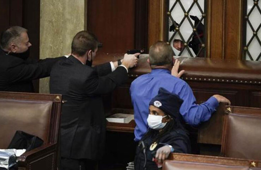 ABD'de sivil darbe girişimi! Kongre binası basıldı 4 kişi öldü ABD Başkanı Trump azlediliyor