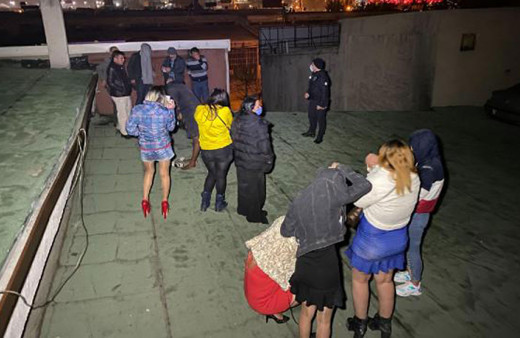 Konya'da inanılmaz kaçış! Pavyonu polis basınca çatıya kaçtılar