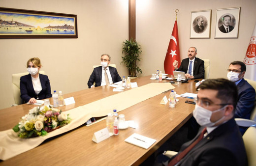 Bakan Abdülhamit Gül yazı işleri ve idari işler müdürleriyle bir araya geldi