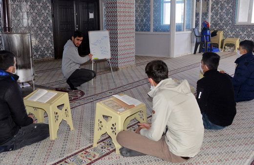 3 üniversite mezunu imam namaz sonrası çocuklara matematik dersi veriyor