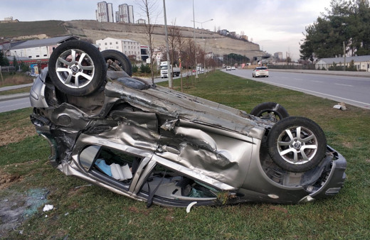 Samsun'da feci kaza! Refüje fırladı ters döndü yaralılar var
