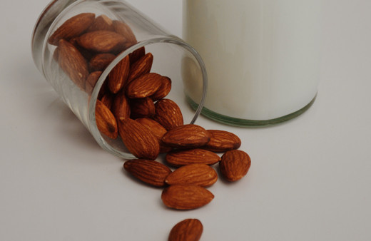 Uzmanlardan depresyon ve kaygıya karşı badem sütü önerisi