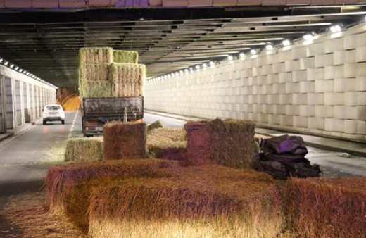 İzmir'de saman yüklü TIR alt geçide sıkıştı! Yol tek şerite düştü