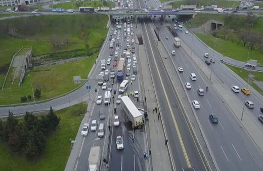 Haramidere'de TIR metrobüs bariyerlerine çarptı! 1 kişi yaralandı