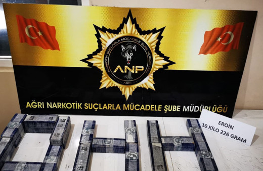 Ağrı'da polisler ele geçirdikleri eroin paketleriyle "ohh" yazdı